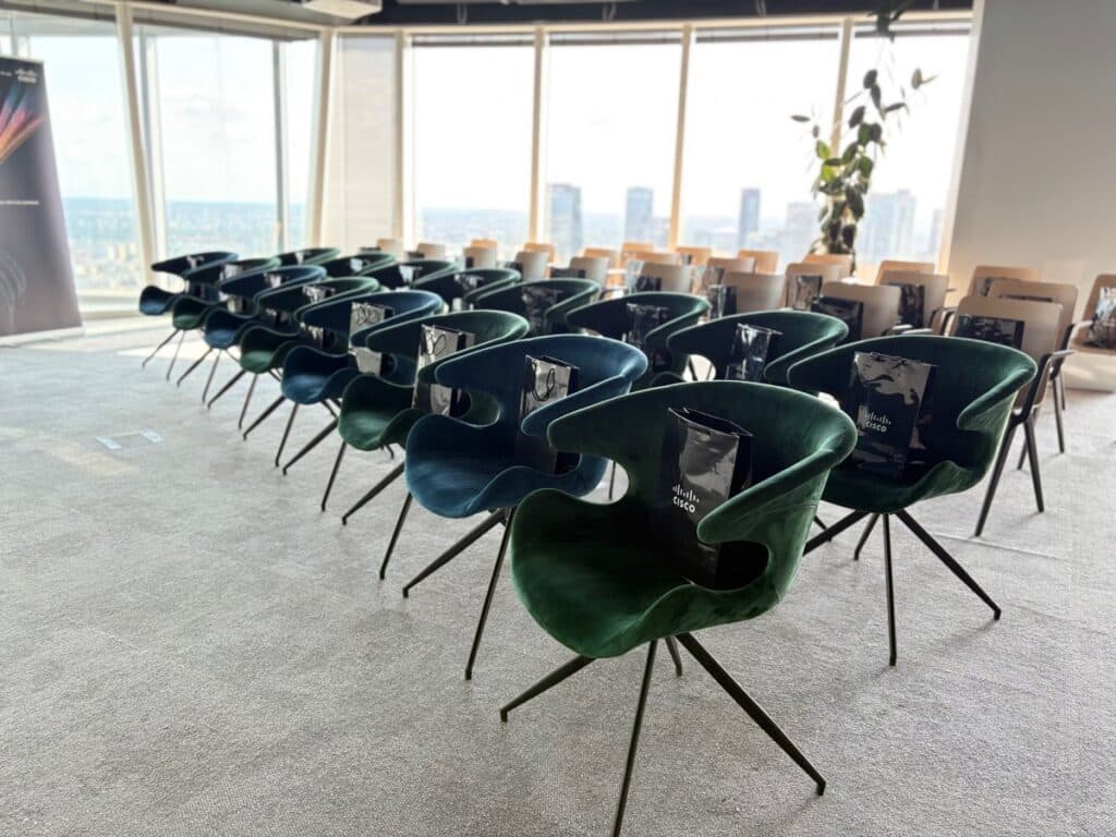 Ustawienie sali szkoleniowej w Warszawie Jak zaplanować układ dla 10-100 osób - Hero Image » Sale konferencyjne Warszawa Wola Metro Daszyńskiego- Wynajem Sal w WARSAW SPIRE Ustawienie sali szkoleniowej w Warszawie: Jak zaplanować układ dla 10-100 osób?