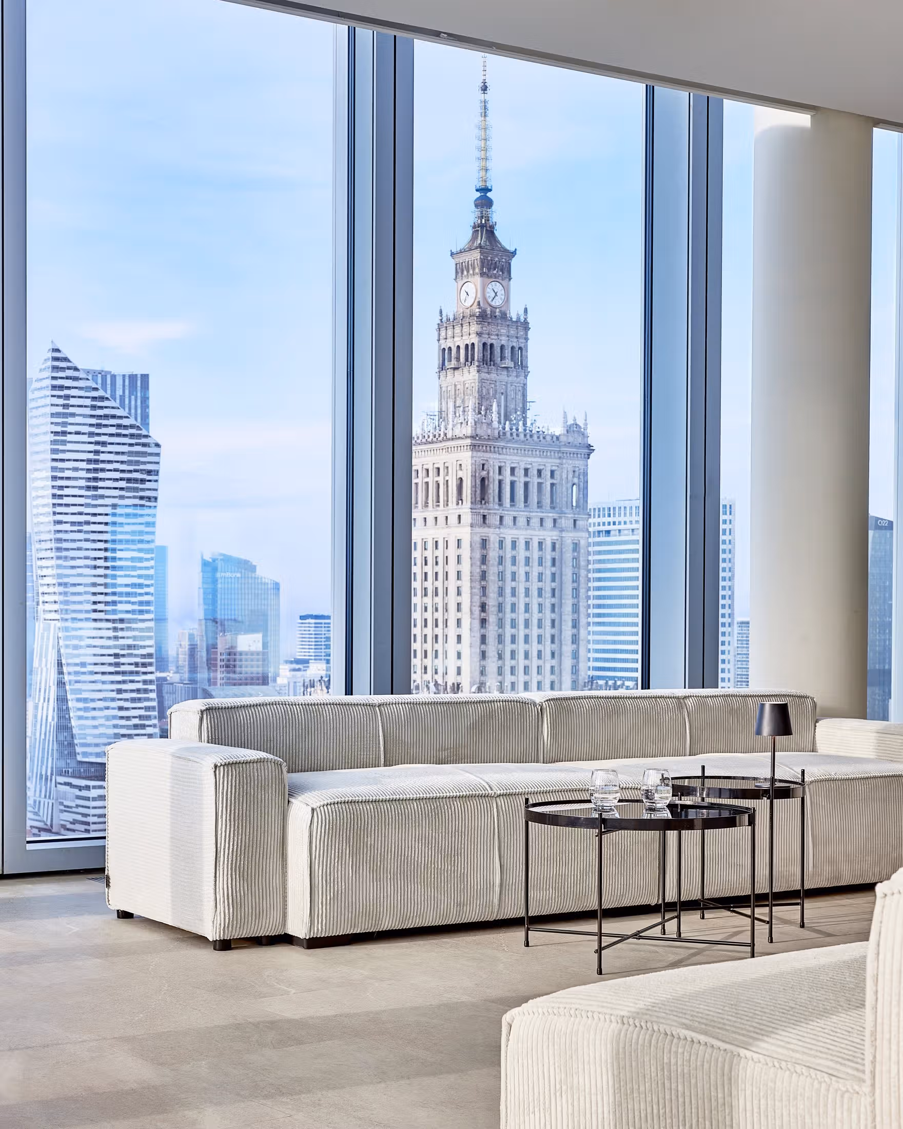 Sala konferencyjna Warszawa z panoramą Pałacu Kultury — strefa lounge, 27. piętro