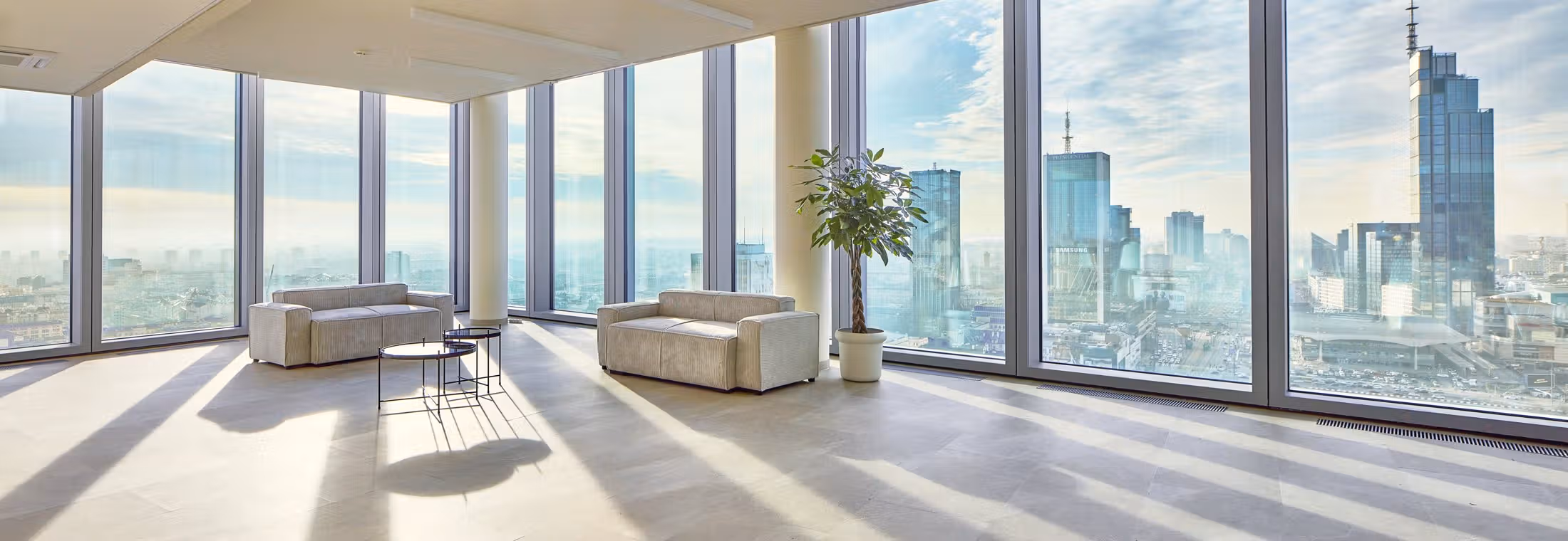 Przestrzeń szkoleniowa Widok Towers — pusta sala z panoramą centrum Warszawy