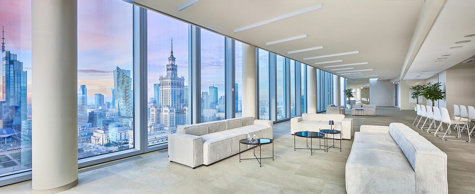 Sale konferencyjne Warszawa centrum — strefa lounge na 27. piętrze Widok Towers z panoramą miasta