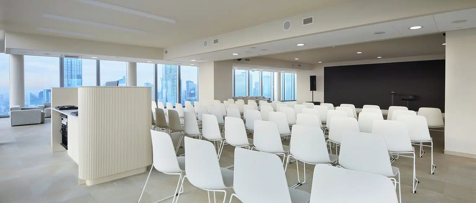 Układ teatralny przed ekranem LED w sali konferencyjnej na 27. piętrze Widok Towers