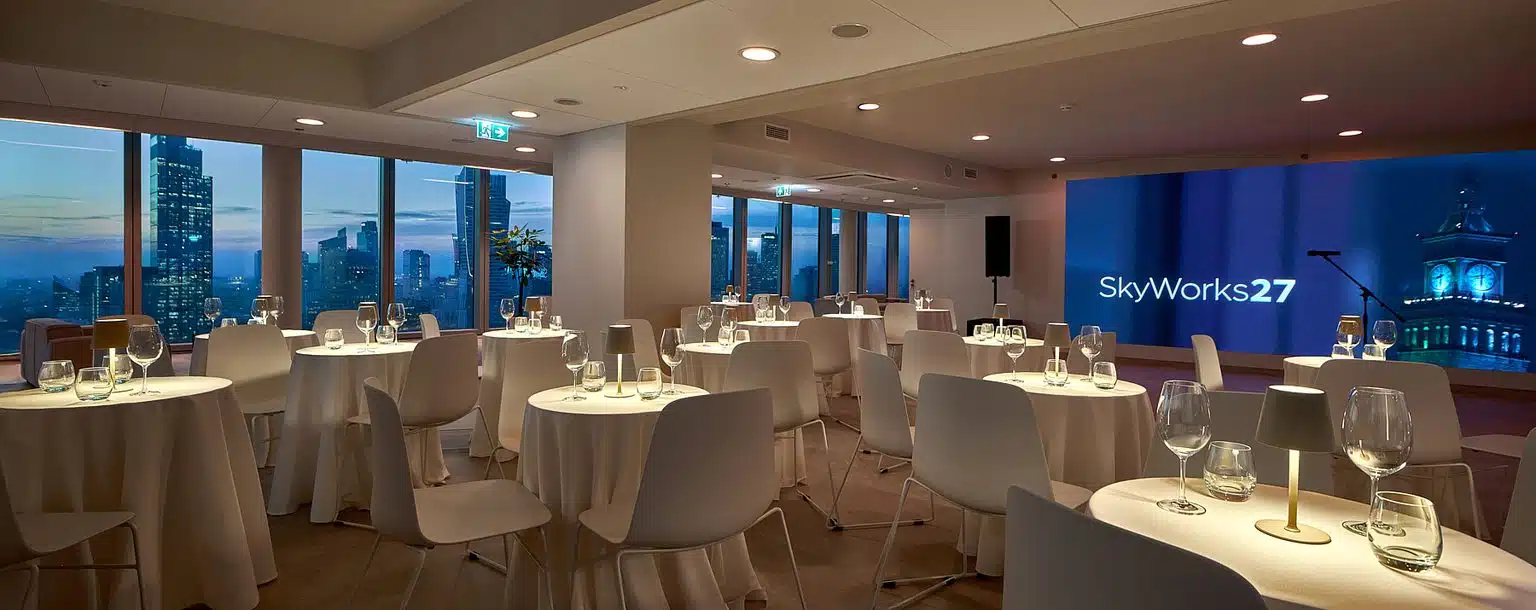 Ekran LED podczas wieczornego wydarzenia firmowego na 27. piętrze Widok Towers